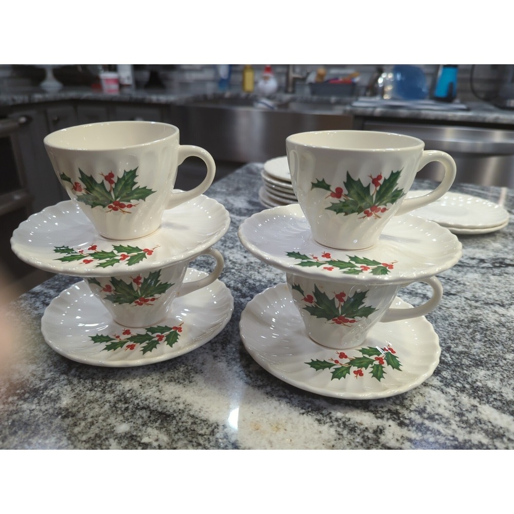 Set of 4 Vintage SCIO Japan Christmas Holly Berry Swirl Rim Coffee Cup & Saucers